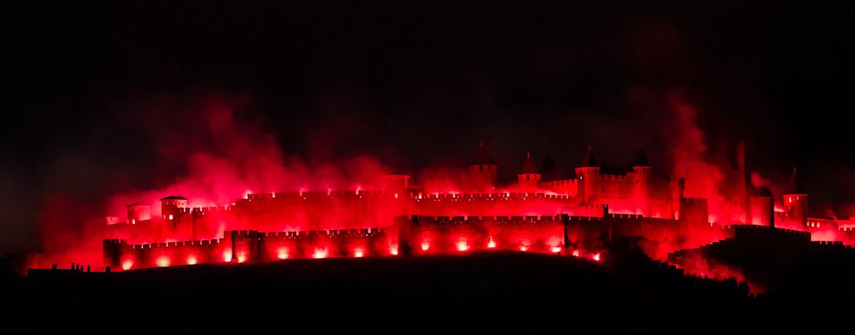 Carcassonne Cité médiéval fête le 14 juillet avec un MEGA feux d'artifice dont l'embrasement de la Cité.