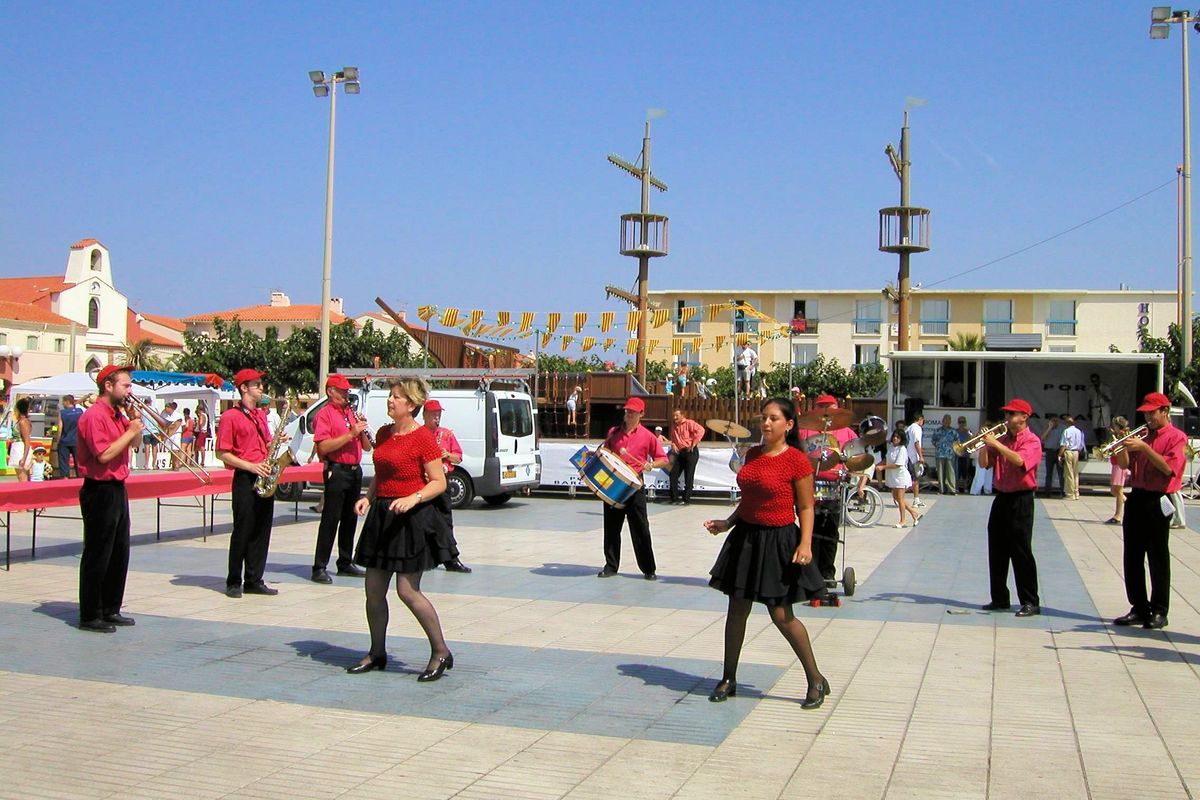 A Le Barcares band showgirls Canet 2003.jpg