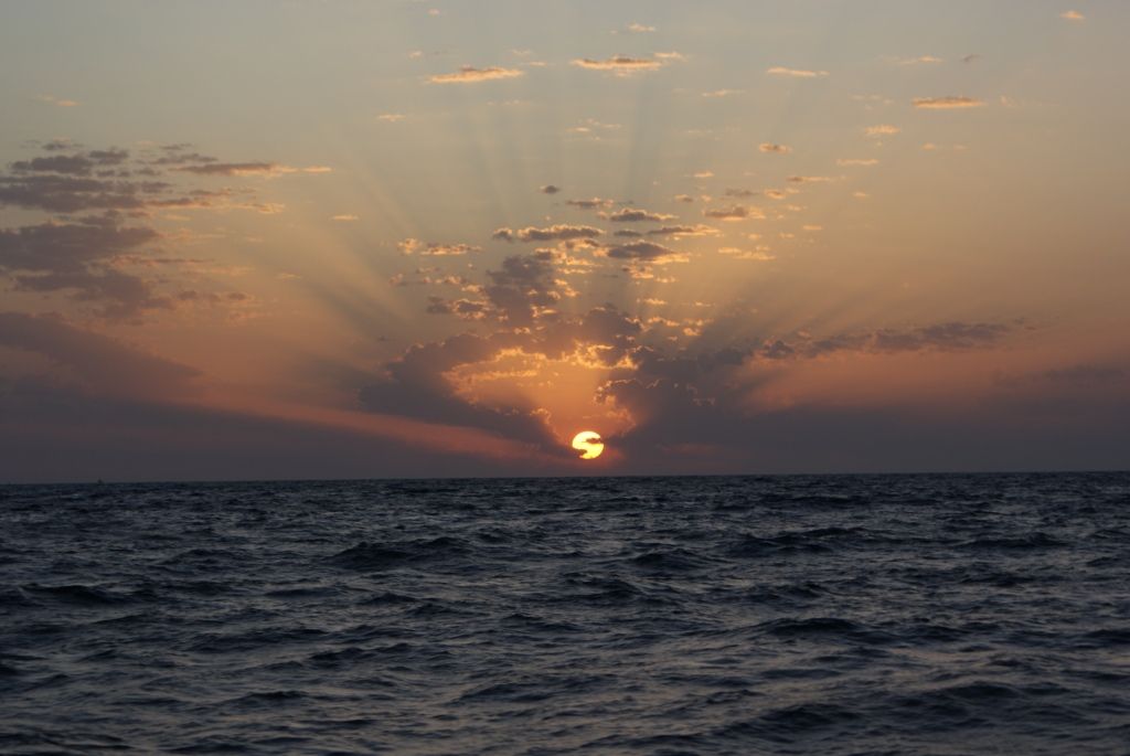 Amanece en algun punto del Mediterraneo