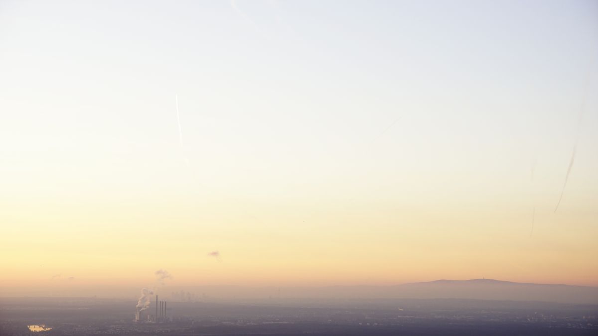 Im Hintergrund im Nebel ist Frankfurt am Main zu sehen.