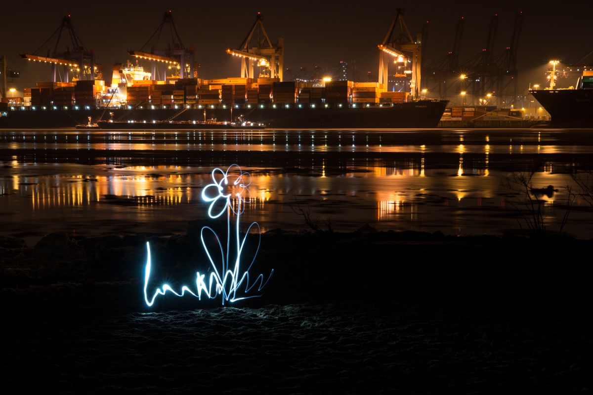 Heute mit Helga und Annett, sowie einigen anderen, für eine kleine Lightpainting-Session an der Elbe gewesen.