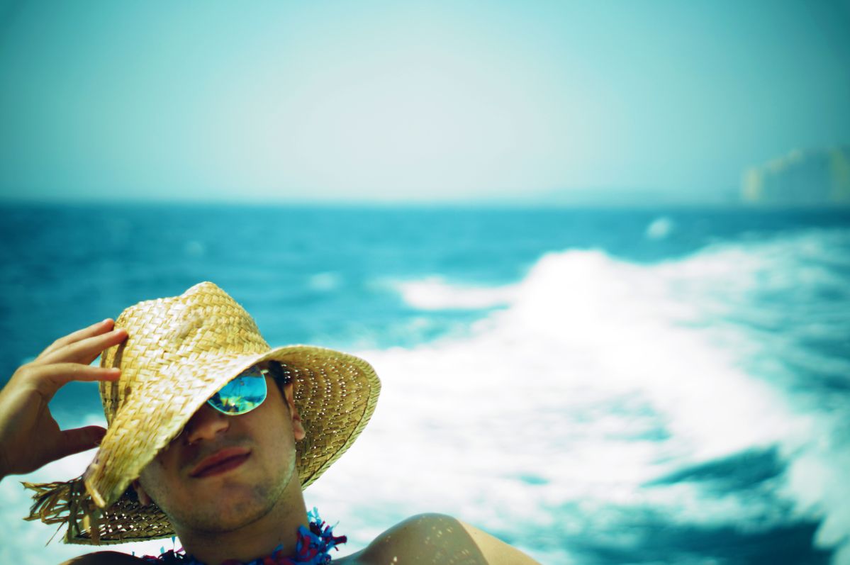 San Perre Pescador, côte Est de l'Espagne - Un petit coin de paradis comme il y en a tant autour de la Méditerranée. Cette photo à été prise lors d'une balade en bateau. Comme vous pouvez le voir, mon ami tenait à ce chapeau malgré son état ! 