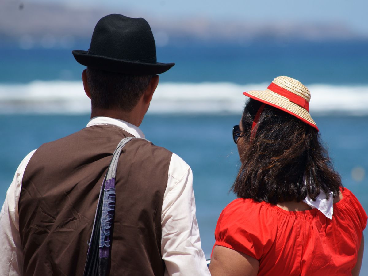 Pareja mirando al mar