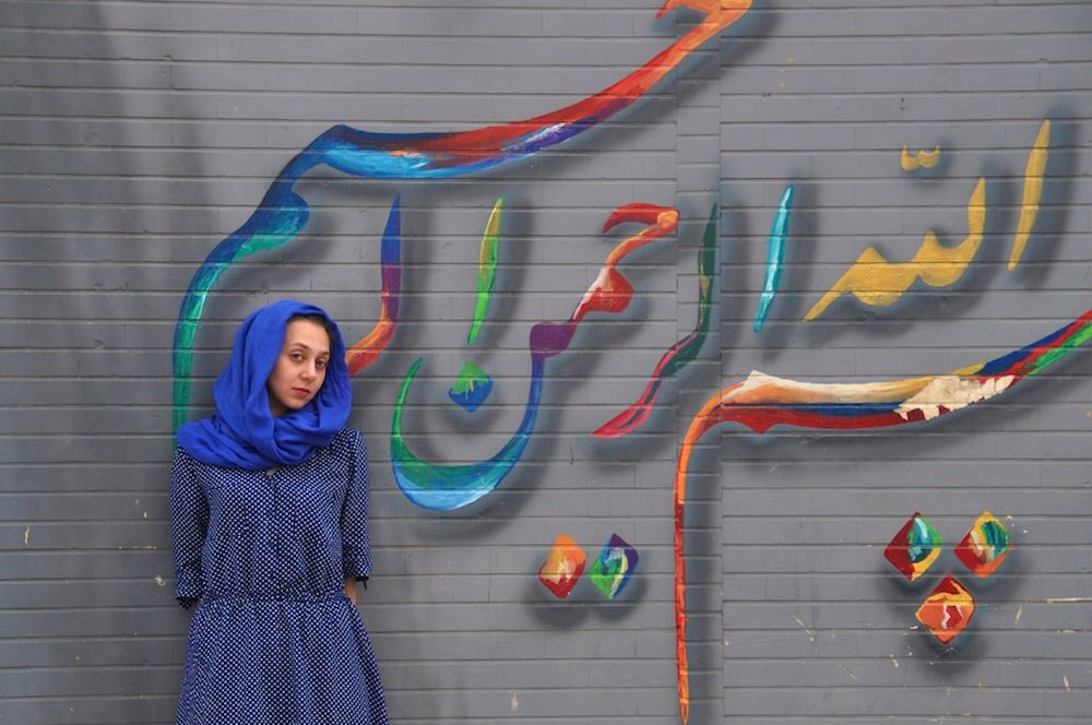 Onze gids in Iran was een moderne jonge vrouw die zich met haar kleurige hoofddoeken rode lippen graag onderscheidde van de andere vrouwen.