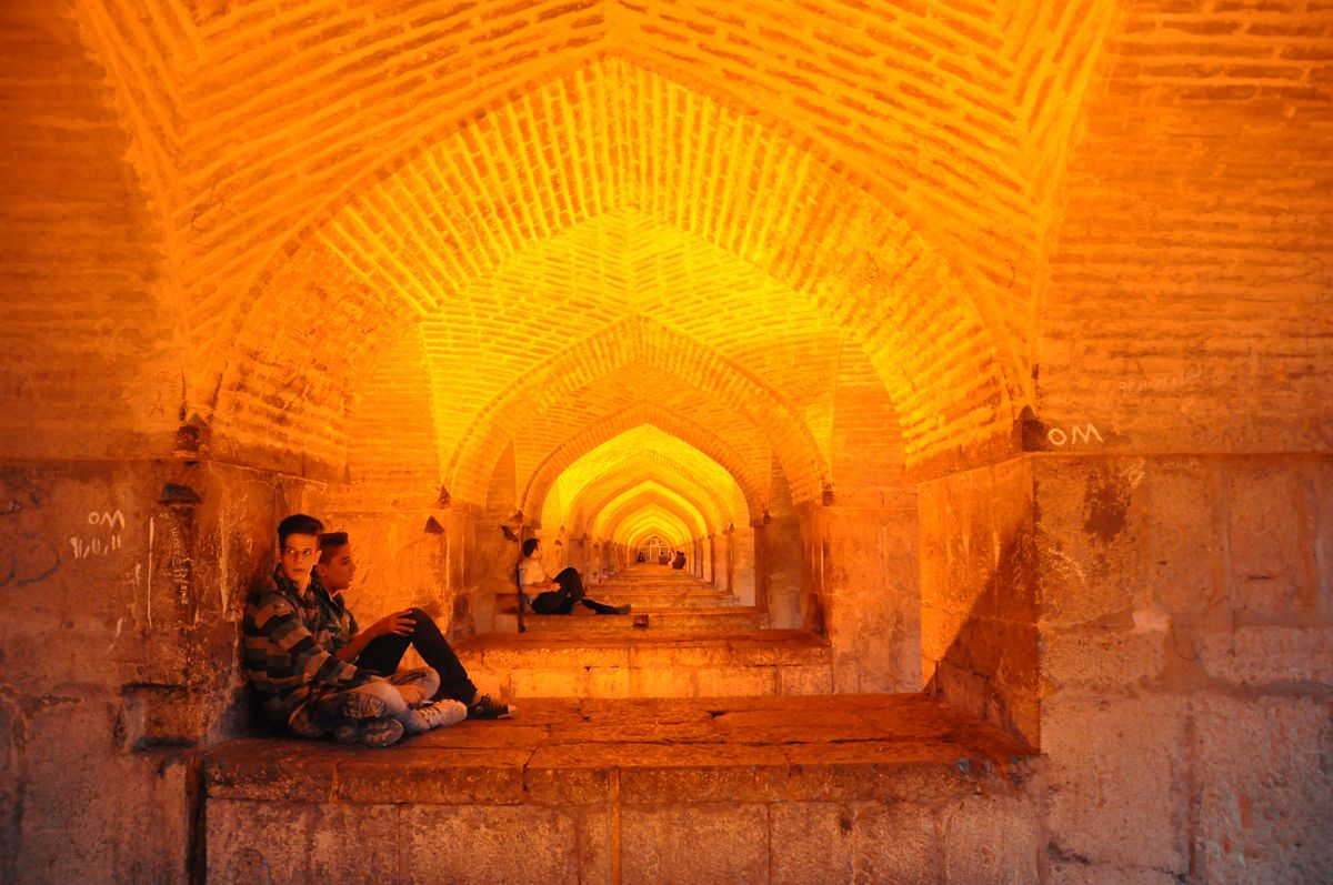 Onder de brug hangen in Esfahan in Iran is een geliefde bezigheid onder de jeugd.