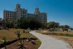 "Hotel Nacional de Cuba" dierekt am berühmten Melcon in Havanna. Viele Persönlichkeiten der Zeitgeschichte nächtigten hier und noch heute wohnen im Hotel die meisten Staatsgäste von Cuba.

Der zum Meer hin gelegene Garten ist öffenltich zugänglich.