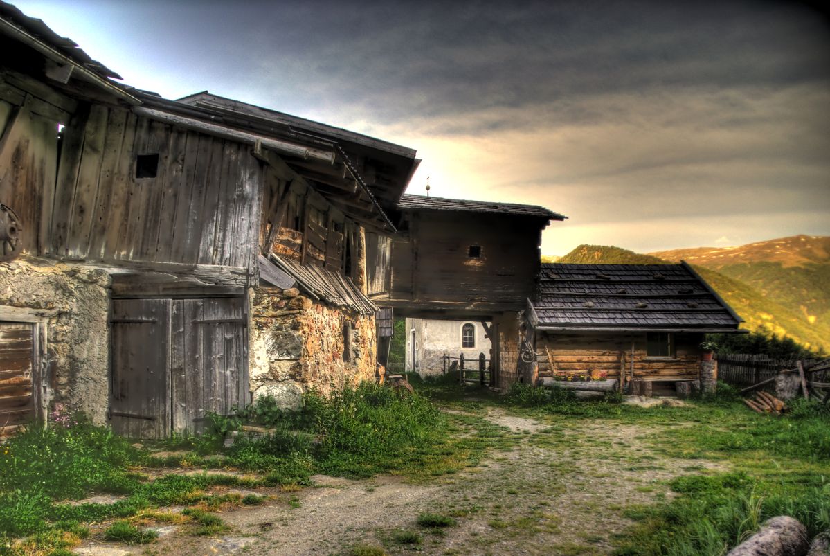 Bauernhof aus dem 17 Jhr. Erbaut 1652 und im Jahre 1820 durch einen Brand teilweise zerstört. Dieser alte Hof befindet sich zwischen Mals und St. Valentin im oberen Vinschgau (Südtirol).