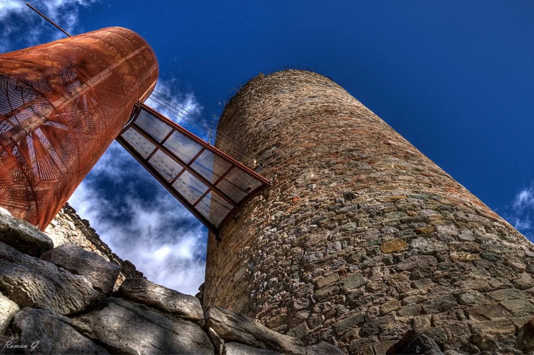 Ruine Reichenburg bei Taufers im Münstertal. Irgendein reicher Obstbauer durfte sich, für das, dass er die Ruine saniert sich dort ein Feriendomizil bauen. Schändigung alter Bauwerke :-) Was meint ihr dazu?