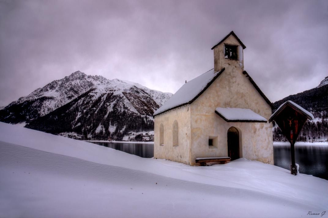 Kapelle nahe dem westlichen Seeufer des Reschensees!