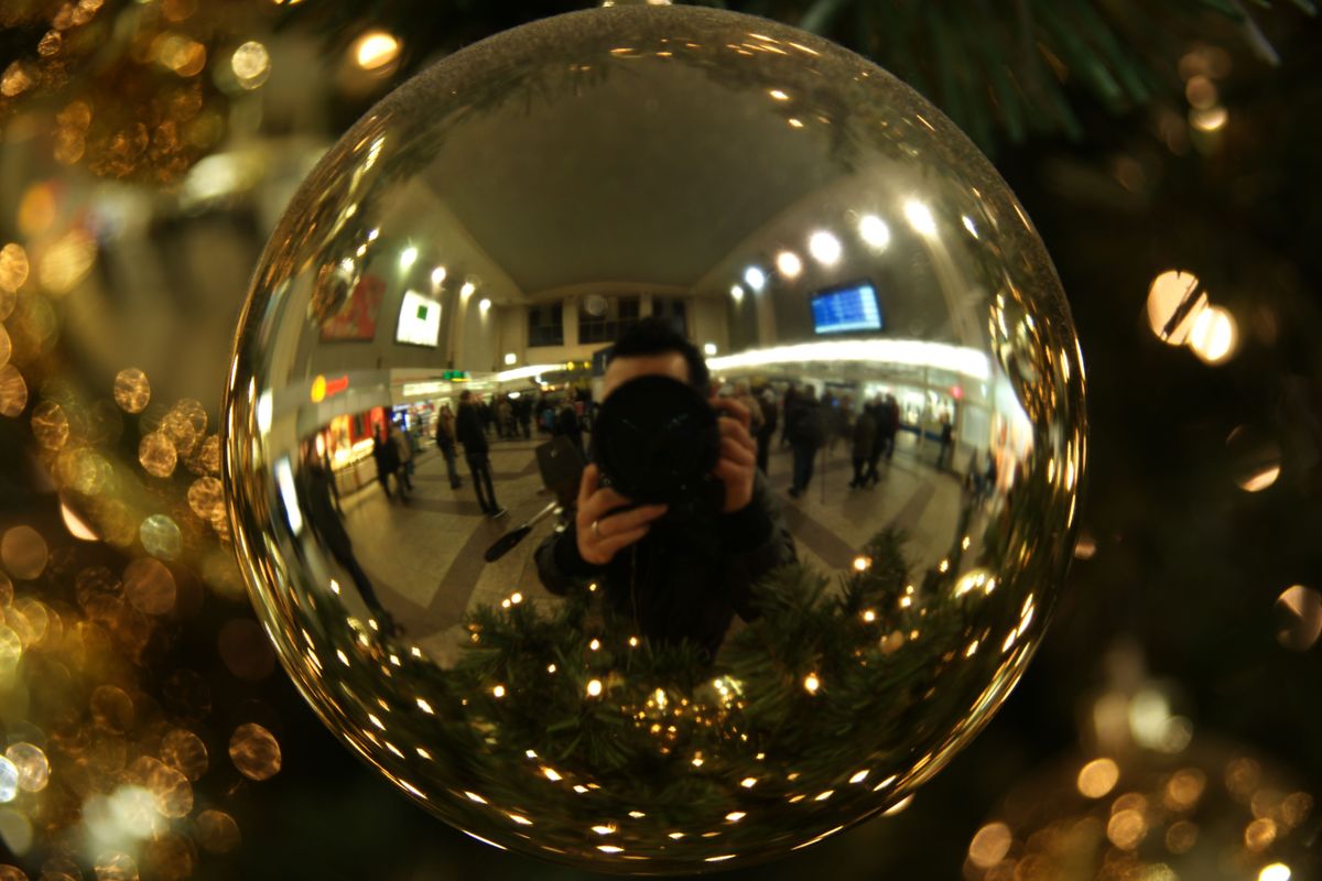 Habe dies Kugeln an dem Weianchtsbaum im Dortmunder HBF gesehen und musste einfach dieses Foto machen, ich finds ganz lustig!Leider habe ich den Moment verpasst als hinter mir ein Mann stand, seinen Hut vom Kopf genommen hat und sich verbeugt hat. In diesem Moment hat natürlich meine Kamera nicht richtig fokussiert! ;)