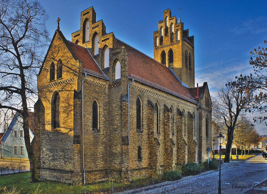 Ich habe es immer gewusst: Berlin ist ein Dorf.
Diese Kirche mit dem Dorfanger ist mitten der Hauptstadt.