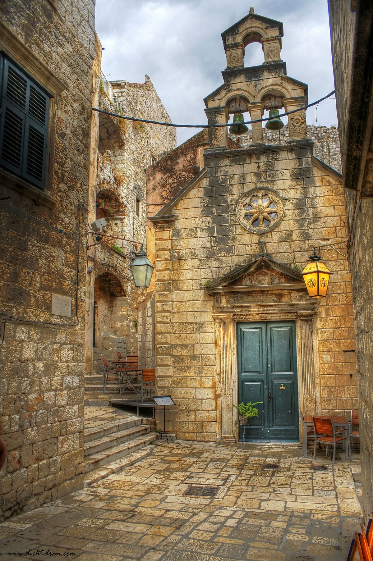 In der historischen Altstadt von Dubrovnik gibt es sehr viele dieser kleinen Kirchen.