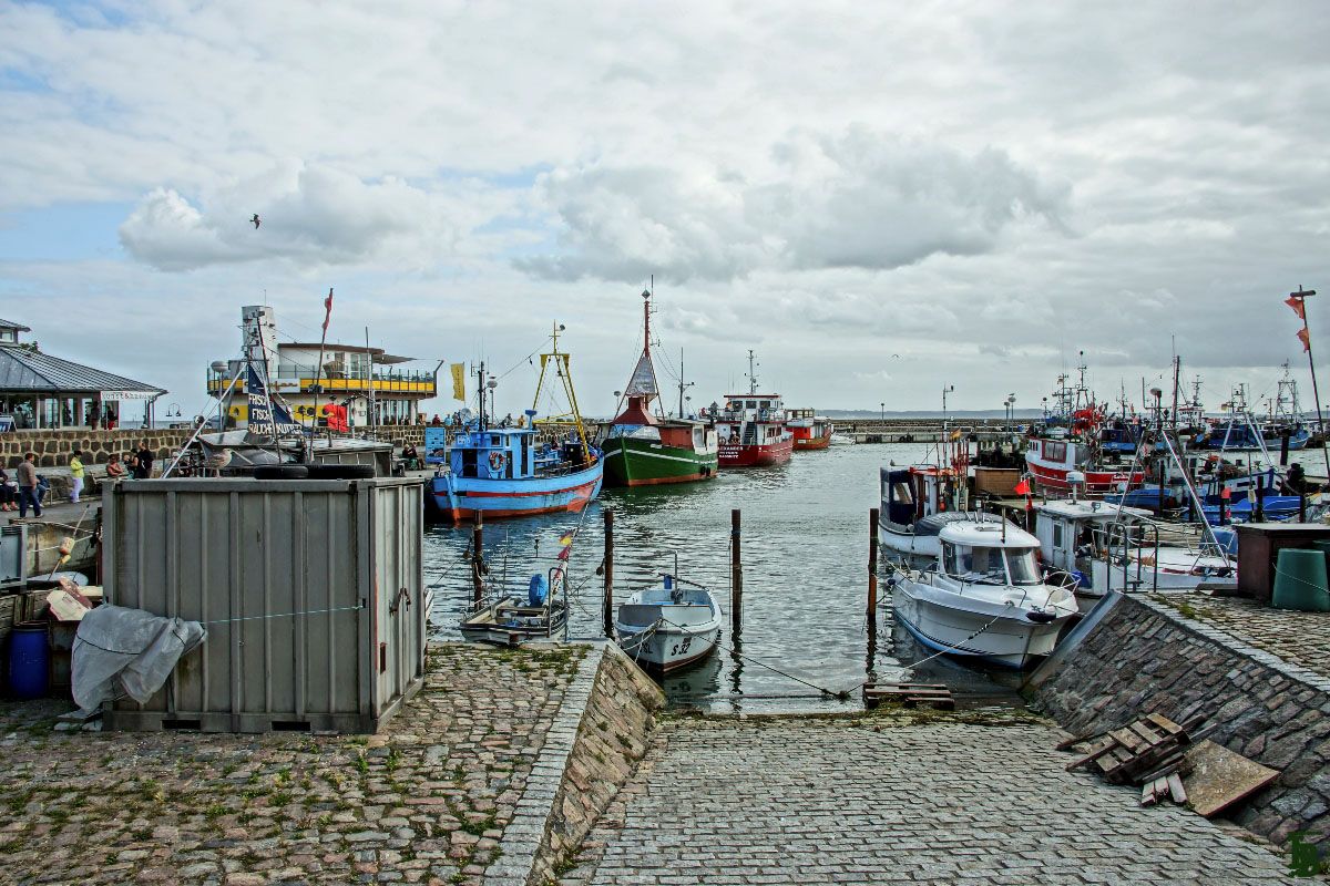 Der Saßnitzer Hafen ist doch immer wieder Sehenswert, Außerdem bekommt man die besten Fischbrötchen von der ganzen Insel :)