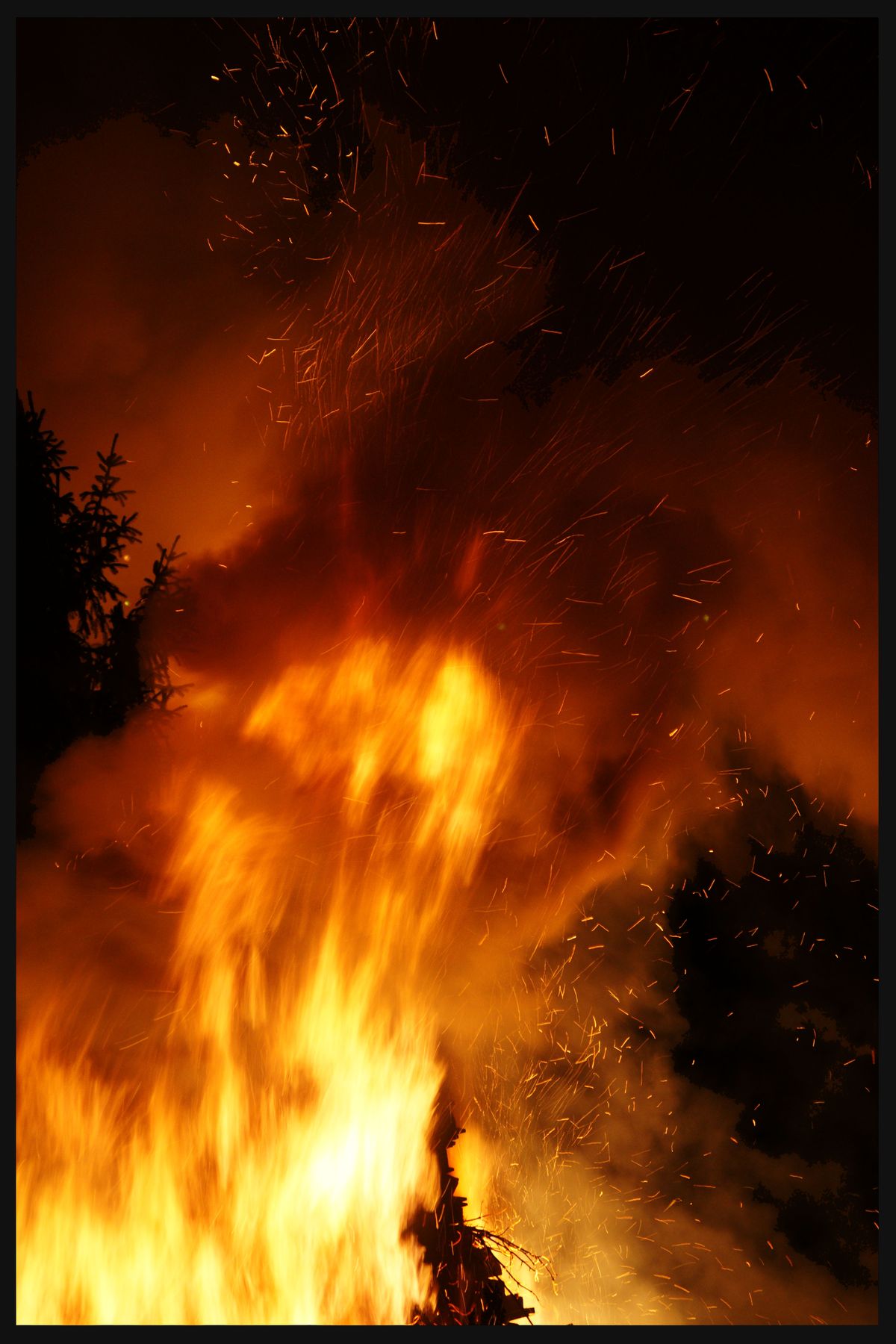 Der 3. Rahmenversuch. Nun etwas geändert, da es mir das letze auch etwas störend vorkam! Nun ist es schlichter, aber gefällt mir besser!
Dieses Bild ist am Heiligabend enstanden, als der Weinachtsbaum abgebrannt ist...

Nein Spaß beiseite : In einem Nachbarsdorf wurde ein großes Feuer angezündet. Das sarkastische daran war, dass in der Mitte ein Weinachtsbaum stand