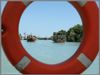 Blick durch den Rettungsring auf den Schiffsverkehr auf dem Manavgat in der Türkei.