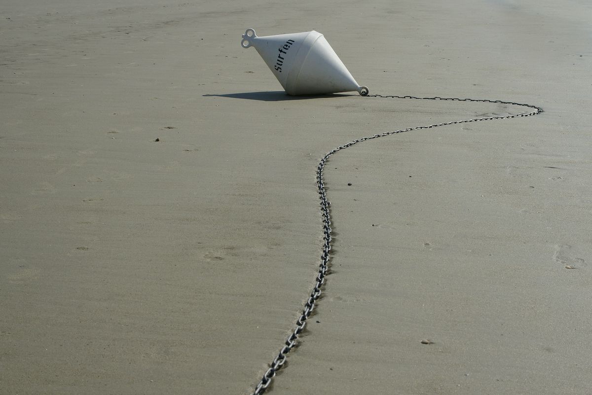 Eine trockengefallene Boje am Strand von St. Peter-Ording.