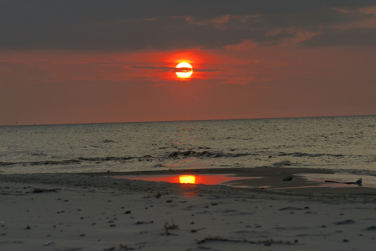 ein Sonnenuntergang indem die Sonne zweimal zusehen ist.
die Farben sahen wirklich so aus