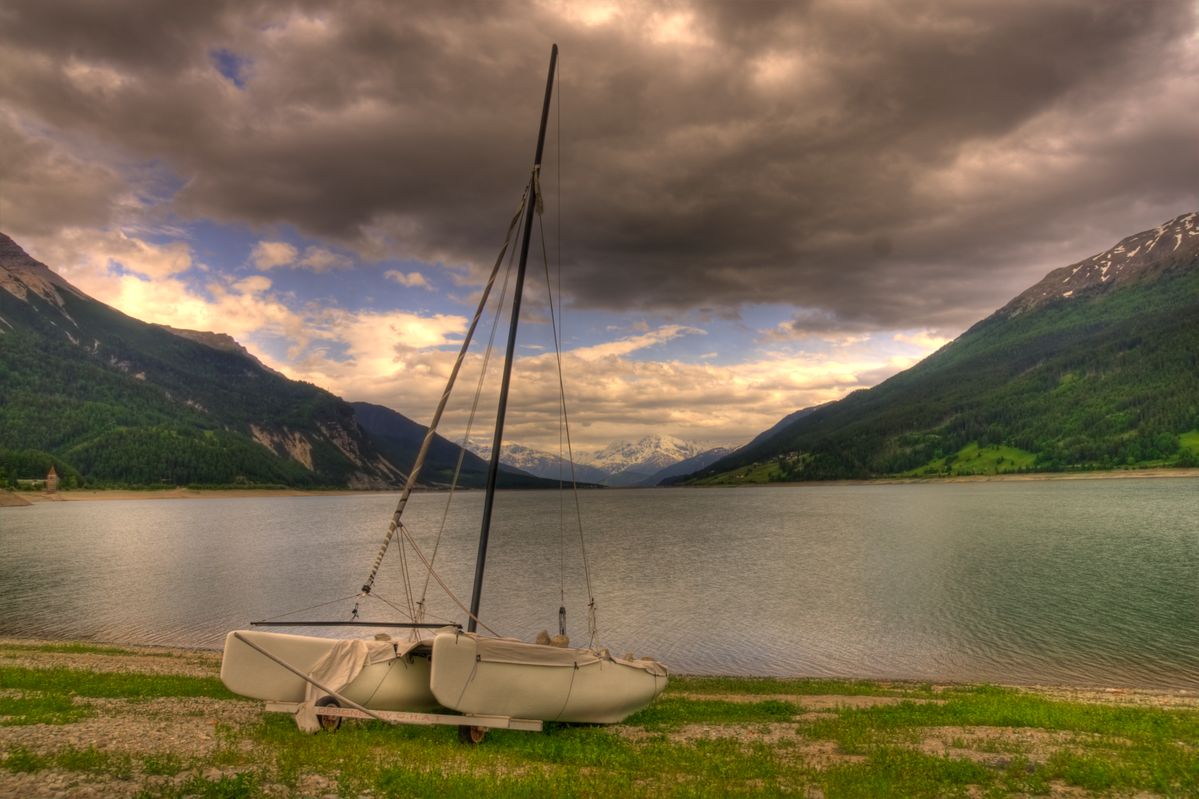 Reschensee am Dreiländereck (Italien, Österreich, Schweiz) Der Reschensee liegt in Südtirol und ist bekannt für den, seit der Bildung des Stausees, aus dem Wasser ragenden Kirchturm.