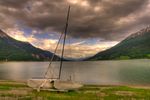 Reschensee am Dreiländereck (Italien, Österreich, Schweiz) Der Reschensee liegt in Südtirol und ist bekannt für den, seit der Bildung des Stausees, aus dem Wasser ragenden Kirchturm.