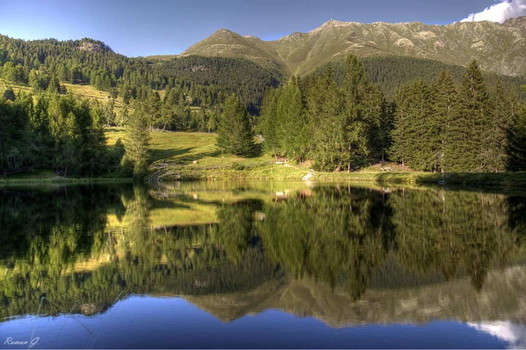 Der Schnadigen Weiher ist ein kleiner, künstlich angelegter Badesee und liegt ganz versteckt und sehr schön in einem kleinen Waldstück am Weiler Schnadigen (Kaunerberg - Tirol)