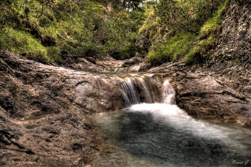 Rosengartenschlucht bei Imst. Der im Foto festgehaltene Bereich befindet sich außerhalb des, für Besucher eingerichteten, Bereichs. Ein bißchen "kneipen" gehörte für dieses Bild auch dazu.