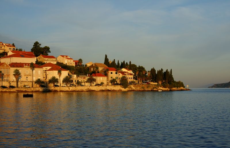 Sonnenaufgang in Korcula einer kleinen sehr hübschen Stadt in Kroatien. Sehr goldig,oder :-))