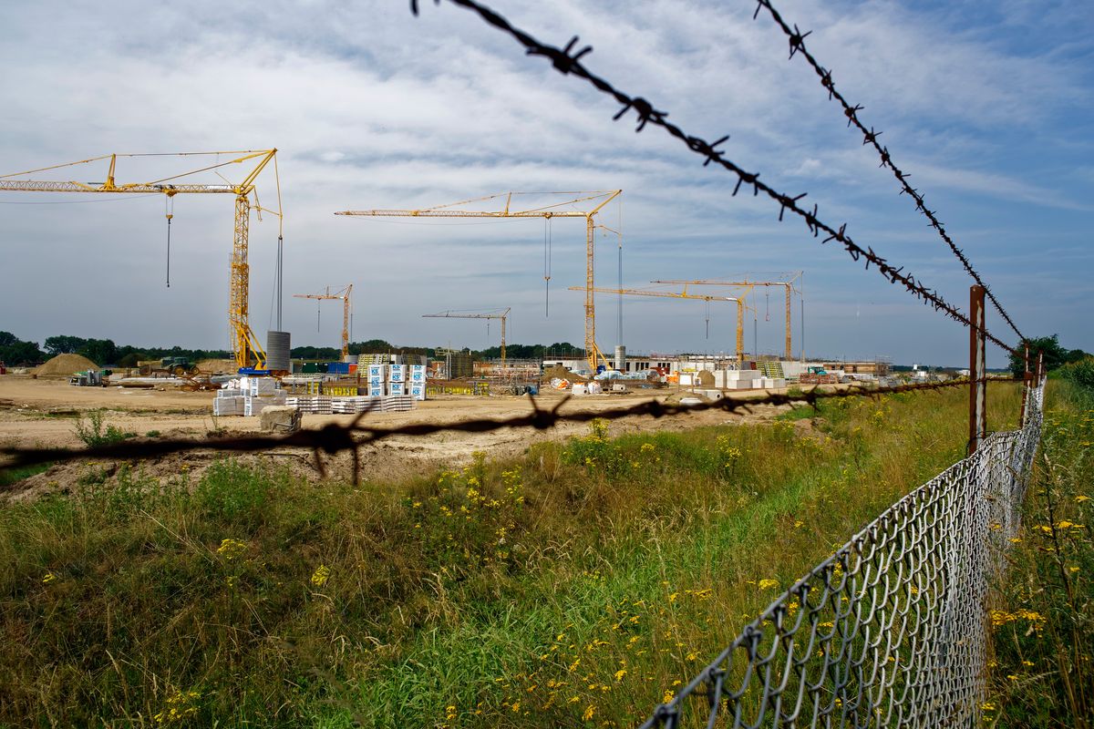 Hinter dem Zaun oder auch Draht genannt , war zuletzt das Fluglehrzentrum F-4F (FILehrZ F-4F) beheimatet, das Ende 2005 außer Dienst gestellt wurde. Seit dem wurden alle nachhaltigen nachfolge Lösungen von der Politik zunichte gemacht. Nach Aktuelle Planungen soll jetzt auf der 60m breiten Hauptstartbahn eine forensische Landesklinik und  Energie- und Innovationspark entstehen. Diese hätte auch auf dem ca. 400m x 4000m breiten Streifen vor dem Zaun Platz gehappt, der zu der insgesamt 306 ha großen zentralen Flugplatz Fläche gehört.