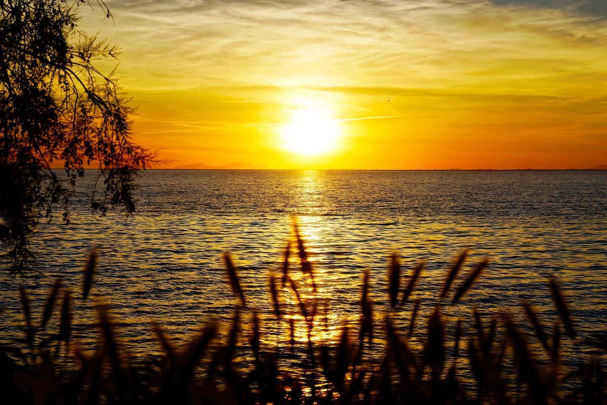 Ein Sonnenuntergang an Golf von Patras mit natürlicher Abendröte