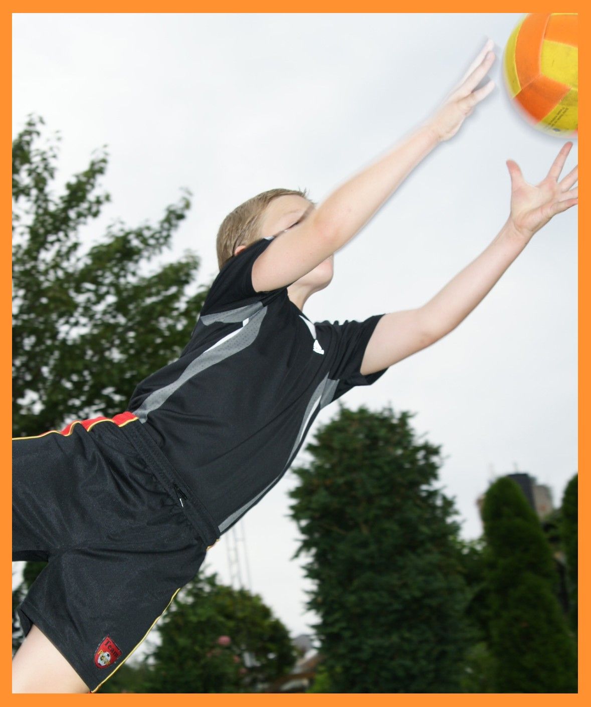 Ich denke, dieses Foto ist mir für den Anfang gelungen  - was ich nicht verstehe ist, dass der Volleyball beim Blitzen so einen Schattensaum links bekommen hat,....mein Enkel im Garten.