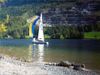 Im Ausseer Land liegt der Grundlsee durch den die Traun fließt und Segler erfreut.