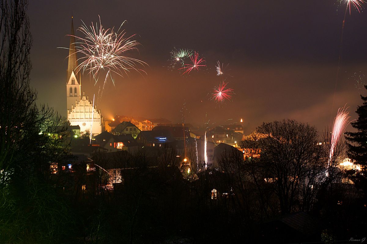 Silvester in Imst! Langzeitbelichtung von 30sec, danach mit Hilfe eines schwarzen Kartons die Raketen belichtet!