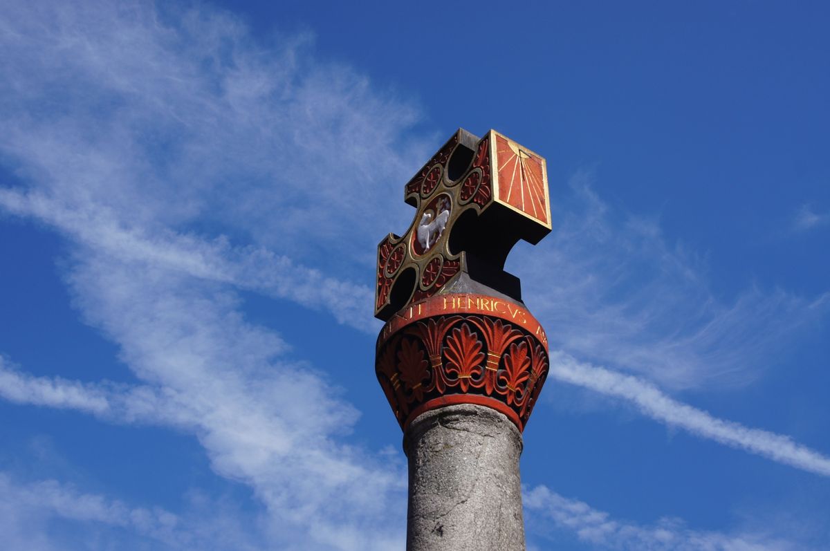 Auf dem Hauptmarkt in Trier steht dieses Marktkreuz. Das hier eine Sonnenuhr mit eingebaut wurde, ist selbst nicht jedem Trierer bekannt.