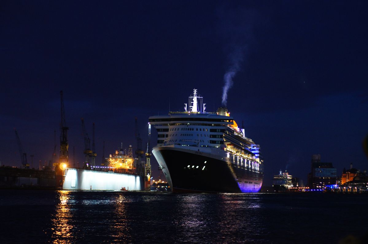 Queen Mary 2 und Queen Elizabeth gleichzeitig im Hamburger Hafen. Leider kamen Beide etwas vor der geplanten Ankunft an. Somit war es finstere Nacht. Schade, war trotzdem ein tolles Erlebnis!