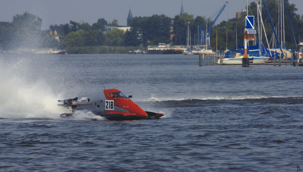 Am WE. war ich beim Speedbootrennen
( EM ).
Mal was anderes zu sehen wie die Maschinen über das Wasser gleiten.