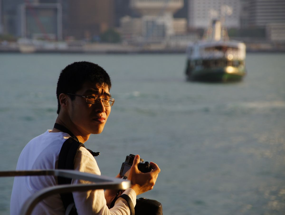 Faszination an der Star Ferry Anlegestelle in Hong Kong. Tolle Stimmung Tag für Tag, unzählige begeisterte Menschen, fast alle mit Fotoapparaten jeglicher Art ausgerüstet. Unbeschreiblich schön!