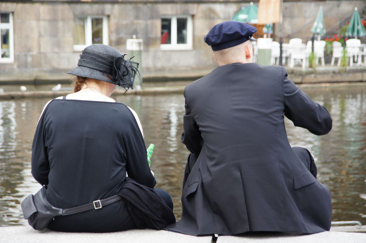 Zwei junge Menschen pausieren im Retro Look am Alsterkanal.