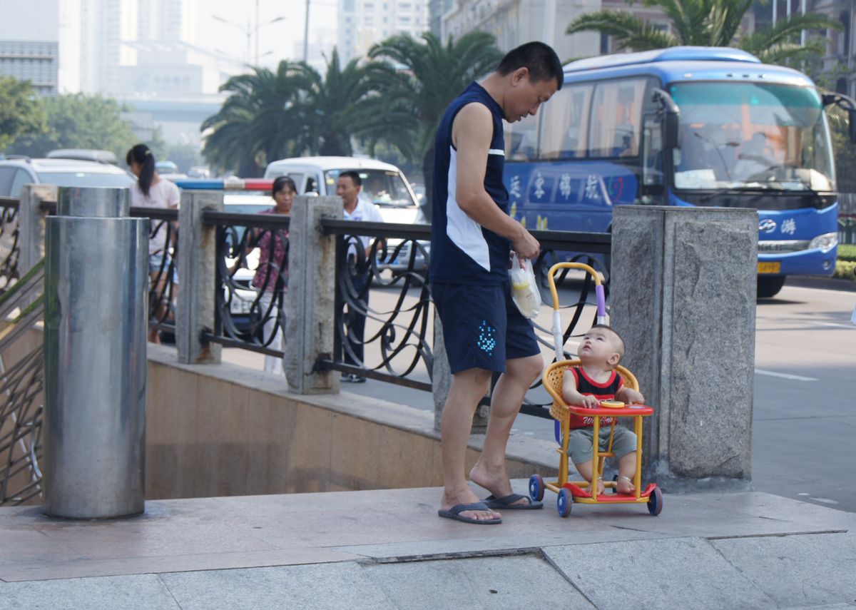 Papa, ich habe Durst!?? Ist es das was der" kleine Mann" beim Wochenendausflug an die Promenade von Xiamen / China, seinen Vater bei sengender Hitze fragte? Motive über Motive - auf den Straßen von Xiamen. Persönlichkeitsrecht, kein Thema. Im Gegeteil, man möchte gerne  von "Langnasen" fotografiert werden. Ein Augenzwinkern vermittelt die Erlaubnis. Will jemand nicht fotografiert werden, bekommt man es lautstark zu hören;  dann sollte man es auch schnellstens unterlassen.