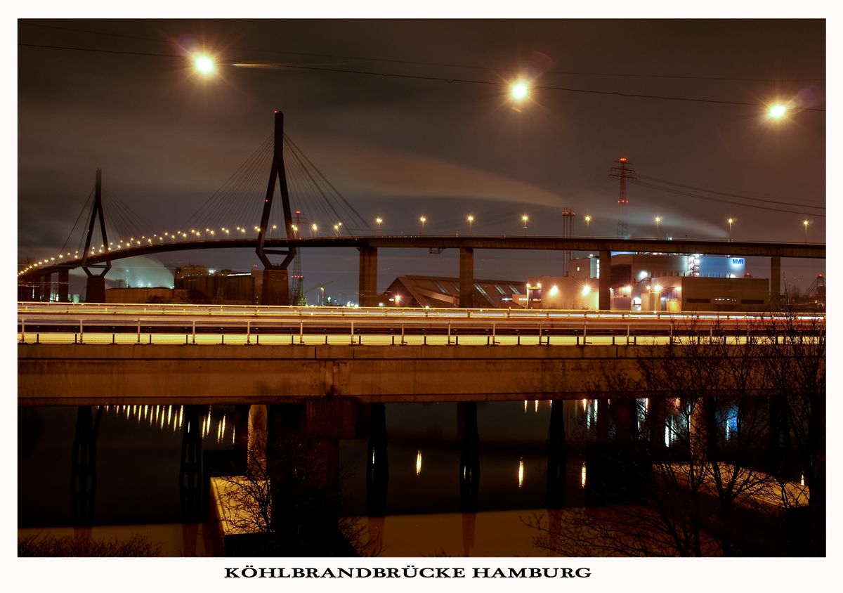 Ich habe lange überlegt ob ich dieses Bild ins Forum setzte, da ich mit der Perspektive nicht wirklich zufrieden bin! Da ich aber auf einer schmalen Brücke stande hatte ich keine andere Möglichkeit.
Die Köhlbrandbrücke wurde im Jahre 1974 eröffnet um die östlichen Gebiete des Hamburger Freihafens direkt mit der Autobahn A 7 zu verbinden. (Aus diesem Grunde auch die A7 im Vordergrund). Durch den täglichen Schwerlastverkehr ist die Brücke schwer belastet und hat keine hohe Restlaufzeit mehr  [..]