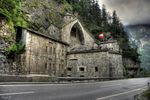 Straßensperre Nauders an der Zufahrt zum Reschenpass. Der einzigen vollständig erhaltenen Festungsanlage Altösterreichs zum Schutz der Südgrenze Tirols auf österreichischem Staatsgebiet.

Es ist eine gewaltige an der steilen Felswand gebaute Befestigungsanlage. Das fünfgeschossige Werk besteht aus gemauertem mit Natursteinen verkleideten Mauern. Der nördliche Anbau ist vierachsig und der südliche dreiachsig. Die unterschiedlichsten Arten und Formen der Geschützscharten und Fenstern unters [..]