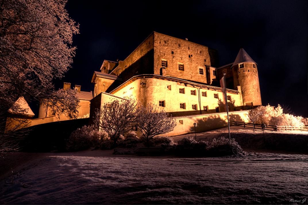 ... Hurraaa der Winter ist daaa... hoffentlich bleibt der Schnee diesmal liegen.

Die Burg Nauderberg (oder auch Schloss Naudersberg) wurde in ihrem Kern um 1200 angelegt und wird 1239 erstmals urkundlich erwähnt; ihr jetziges Aussehen stammt jedoch aus der Zeit des Wiederaufbaus nach den Engadiner Kriegen (1499). Von 1330-1919 wurde sie als landesfürstliches Gericht (siehe oben) genutzt und war auch Wohnsitz des jeweiligen Pflegers und Richters. Da die Burg nie von einem Landesfürsten be [..]