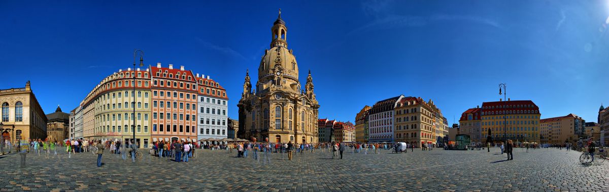 ... oder das tägliche Chaos an der Frauenkirche.
Ich bin heut mal wieder nach Dresden gefahren, es war ja bombiges Wetter. 
Und ehe ich einfach nur die Frauenkirche ablichte, wie es viele andere tun, hab ich das Ganze mal als Panoramal in HDR gemacht. Denn es lagen einige Häuser doch recht schattig, so dass es entweder einen überstrahlten Himmel oder zu dunkle Häuserfronten gegeben hätte.
Während meines Shotings kam dann plötzlich eine Reisegruppe und stellte sich genau links von mir, al [..]