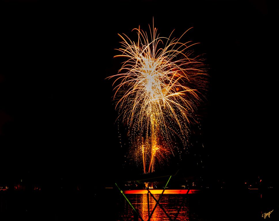 Ich konnte mal wieder ein Feuerwerk aufnehmen. Ist ja im weitestem Sinne auch Lichtmalerei, oder?