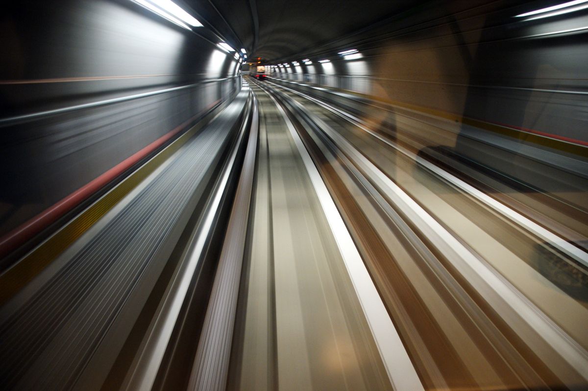 De vernieuwde metro in Turijn. fantastisch om snelheid te fotograferen! Je neemt plaats achteraan in de metro, je camera zo standvastig mogelijk laten rusten op de reling en .....dit is het resultaat. foto genomen met een Sony alpha 350.