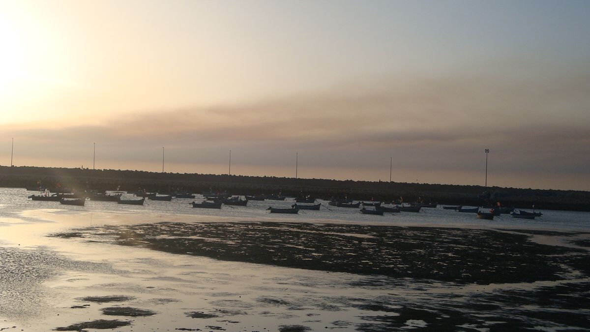 zondsondergang vissershave Assilah, Marokko