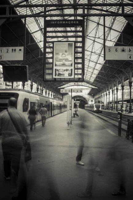 Cuando llego a un sitio de viaje me gusta quedarme quita unos minutos y sentir la gente caminando a mi alrededor, empaparme de sus emociones. Encuentros, despedidas, hasta luegos... Si las estaciones hablasen, cuántas historias nos contarían! 